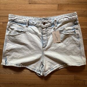 NWT Universal Threads Light Wash Denim Women's 90s Vibe Shorts Festival Sz 16